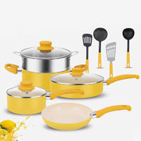 Juego de utensilios de cocina antiadherentes amarillos con mango de baquelita de tacto suave.